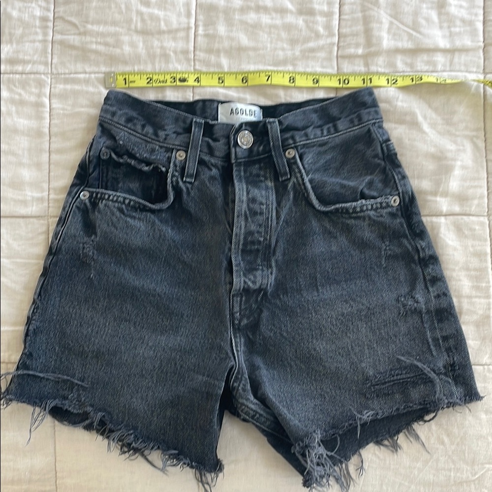 Agolde Riley washed black cut off denim shorts size 23